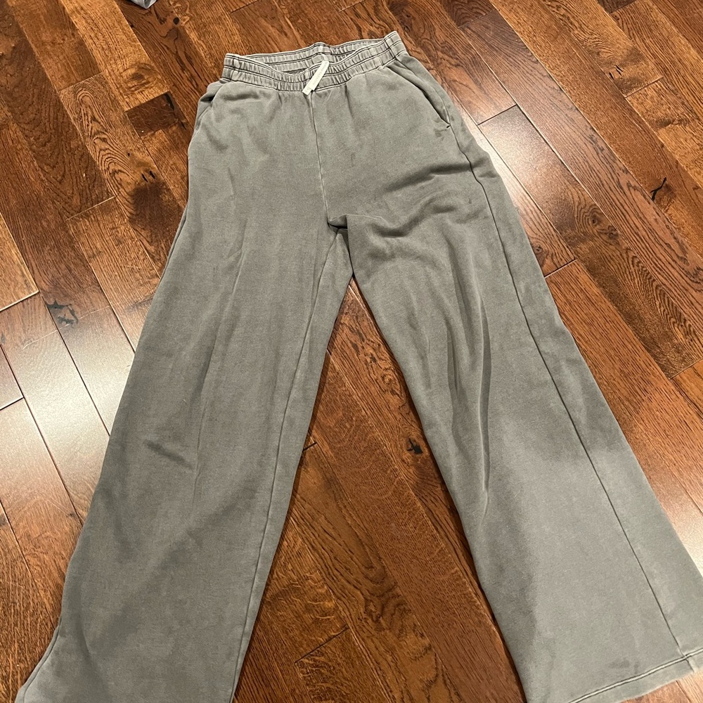 The Group by Babaton Sweatsuit (super cute and cozy!) - Picture 6 of 7
